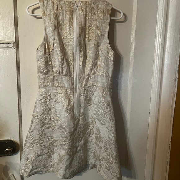 Beautiful dress with a gold threading throughout in a sort of brocade pattern - Picture 7 of 8